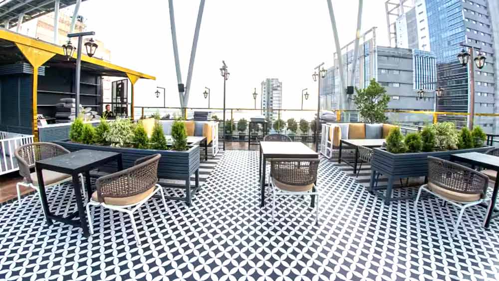 পিপিটি, সল্টলেক সেক্টর ফাইভ মুলত এশিয়ান, ইতালিয়ান, কন্টিনেন্টাল, সুশি, নর্থ ইন্ডিয়ান, বেভারেজ, সেজুয়ান পদ পাওয়া যায় এখানে। ওয়াটার মেলন ড্রিঙ্ক, চিজ কর্ন বলস, পাইনঅ্যাপল মকটেল, পেরি পেরি চিকেন, রিসোতো, শিশা এখানের বিখ্যাত কয়েকটি খাবার।  ঠিকানা – প্লট ই ২/৩, ফ্লোর ৯, স্টেসালিট টাওয়ার, ব্লক ইপি এন্ড জিপি, ওয়েবেল ভবন, সেক্টর ফাইভ, কলকাতা  ৭০০০৯১ 