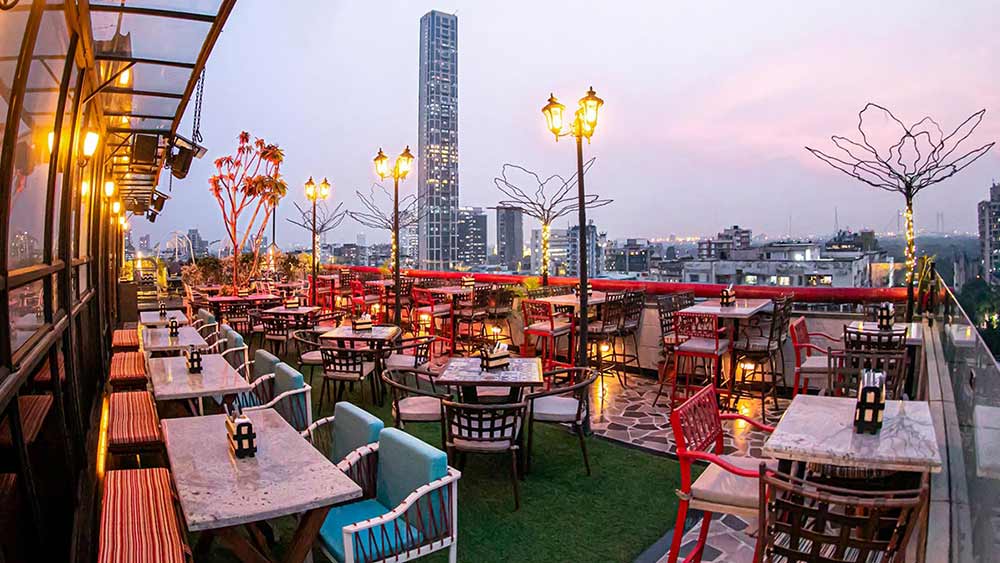 এলএমএনওকিউ, পার্ক স্ট্রিট এই রুফটপ লাউঞ্জ বারের অন্যতম আকর্ষণ এর পরিবেশ। মেক্সিকান, ইতালিয়, নর্থ ইন্ডিয়ান এবং চাইনিজ খাবার পাওয়া যায় এখানে। রেস্তরাঁয় ডেজার্টের স্বাদও বেশ। রুফটপে বসে প্রাণভরে উপভোগ করুন কলকাতা স্কাইলাইনের মোহময়ী রূপ।  ঠিকানা – লেভেল ১২, সেলিসা পার্ক, ২৪, পার্ক স্ট্রিট, কলকাতা ৭০০০১৬