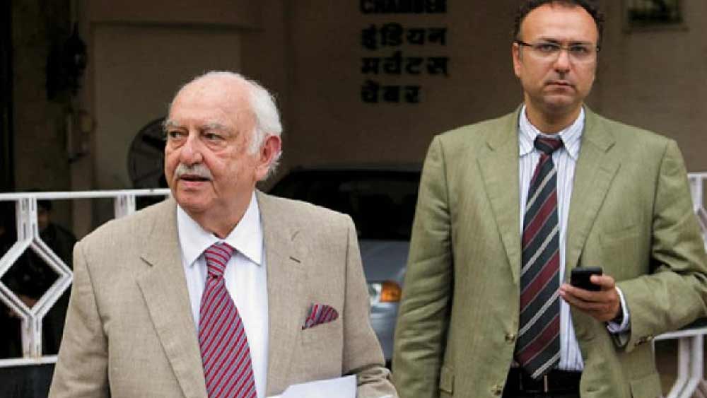 সাপুরজি-পালোনজি গোষ্ঠীর অংশীদারিত্ব রয়েছে টাটা গোষ্ঠীতেও। টাটা গোষ্ঠীর মোট সম্পত্তির প্রায় ১৮.৬ শতাংশ শেয়ার রয়েছে সাপুরজি পালোনজি গোষ্ঠীর হাতে। ১৮৬৫ সালে সাইরাসের প্রপিতামহ (তাঁর নামও পালোনজি মিস্ত্রি) এই সংস্থার প্রতিষ্ঠা করেন। সেই সময় এই সংস্থার নাম ছিল ‘লিটলউড পালোনজি অ্যান্ড কোম্পানি’।