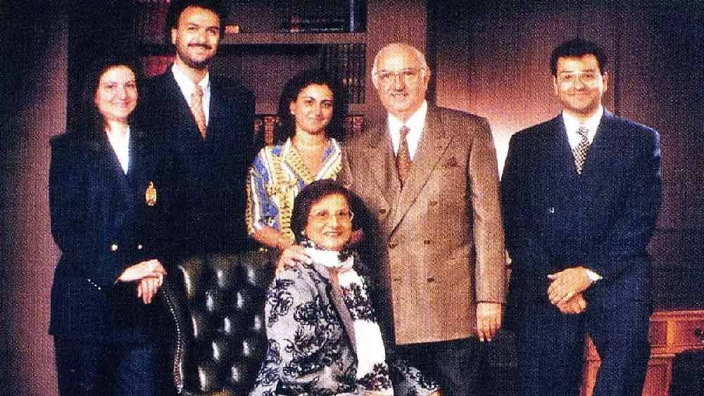 এই গোষ্ঠীকে শীর্ষে নিয়ে যাওয়ার পিছনে যে মানুষটির সব থেকে বেশি অবদান, তিনি সাইরাসের বাবা পালোনজি। মুম্বইয়ে তিনি ‘দ্য ফ্যান্টম অব বম্বে হাউস’ নামেও পরিচিত ছিলেন।