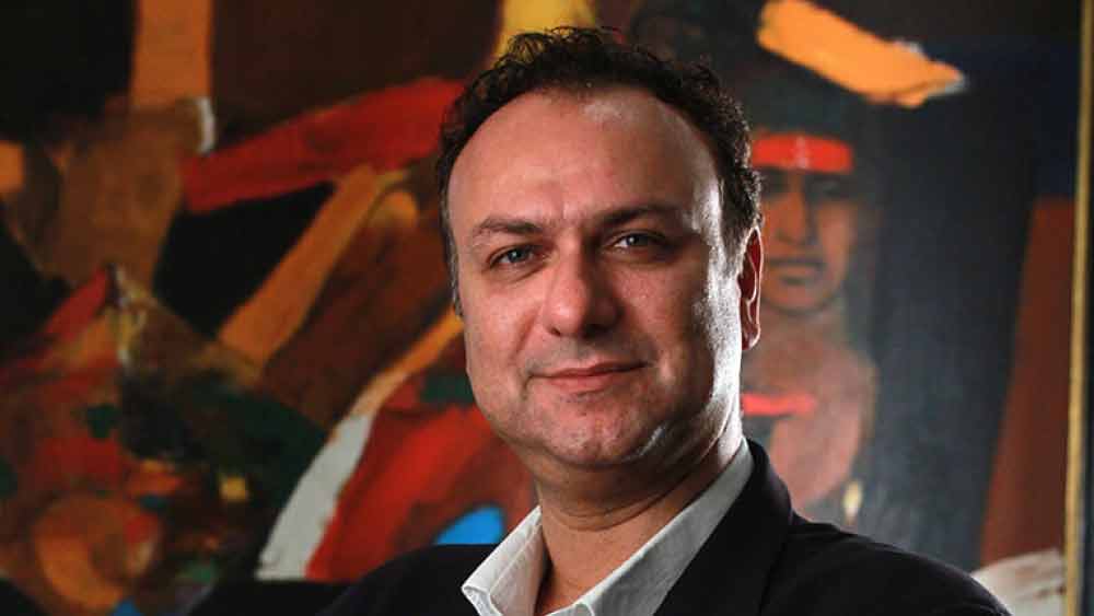 ২০১২ সালের ডিসেম্বর টাটা সন্সের চেয়ারম্যান নিযুক্ত হওয়ার কারণে সাইরাস প্রথমে সাপুরজি-পালোনজি গোষ্ঠী সামলানোর দায়িত্ব নেননি। ওই একই বছরে পালোনজি অবসর নেওয়ার পর তাঁর বড় ছেলে এবং সাইরাসের দাদা সাপুর মিস্ত্রিই ব্যবসার দেখাশোনা শুরু করেন।