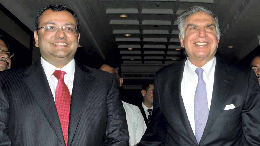 ২০০৬ সালে টাটা সন্সের বোর্ড থেকে পালোনজি মিস্ত্রির অবসরের পর সাইরাস টাটা বোর্ডে যোগ দেন। ২০১২ সালে টাটা গোষ্ঠীর চেয়ারম্যান পদ থেকে রতন টাটা সরে যাওয়ার পর সেই পদে আসেন সাইরাস।