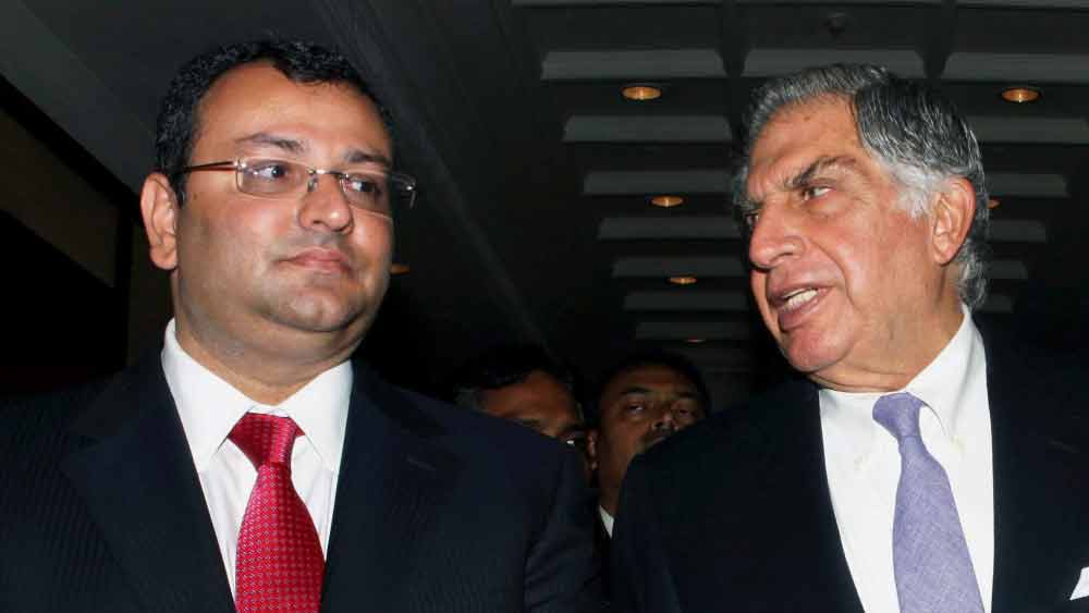 ২০১৬ সালে সাইরাসকে ওই পদ থেকে সরিয়ে দেওয়া হয়। আর এর পরই দুই গোষ্ঠীর মধ্যে মন কষাকষি প্রকাশ্যে আসে।