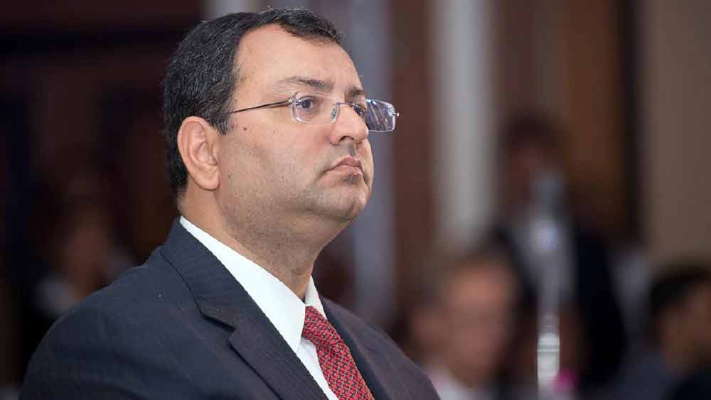 সাইরাস ছিলেন পালোনজির ছোট ছেলে। তাঁর স্ত্রীর নাম রোহিকা। ফিরোজ এবং জাহান নামে তাঁর দুই ছেলে আছে।