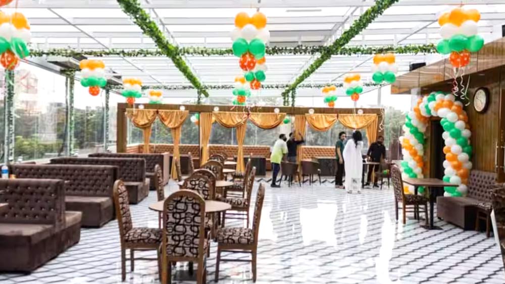 এই পুজোয় তা হলে কী প্ল্যান? রুফটপ ক্যাফেতে মজলিস জমবে না কি?