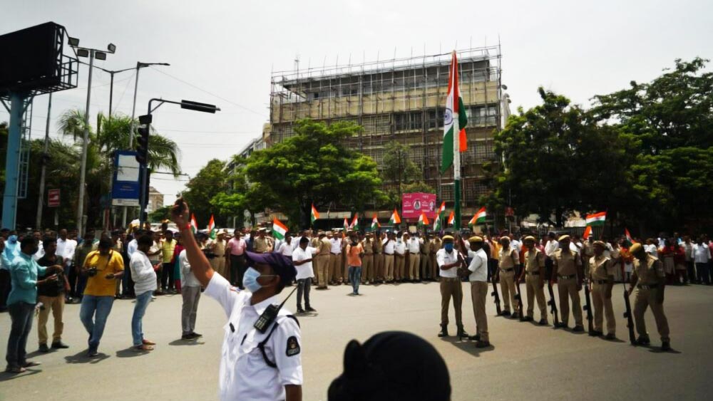 নালগোন্ডা শহরের ১২টি মুখ্য প্রান্তে মাইকের মাধ্যমে জাতীয় সঙ্গীত বাজানো হয়।