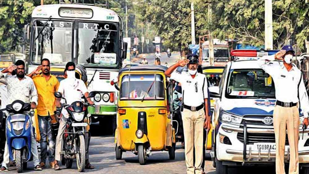 নেটমাধ্যমে এই ঘটনার ভিডিয়ো প্রকাশ্যে আসায় শুরু হয়েছে চর্চা।