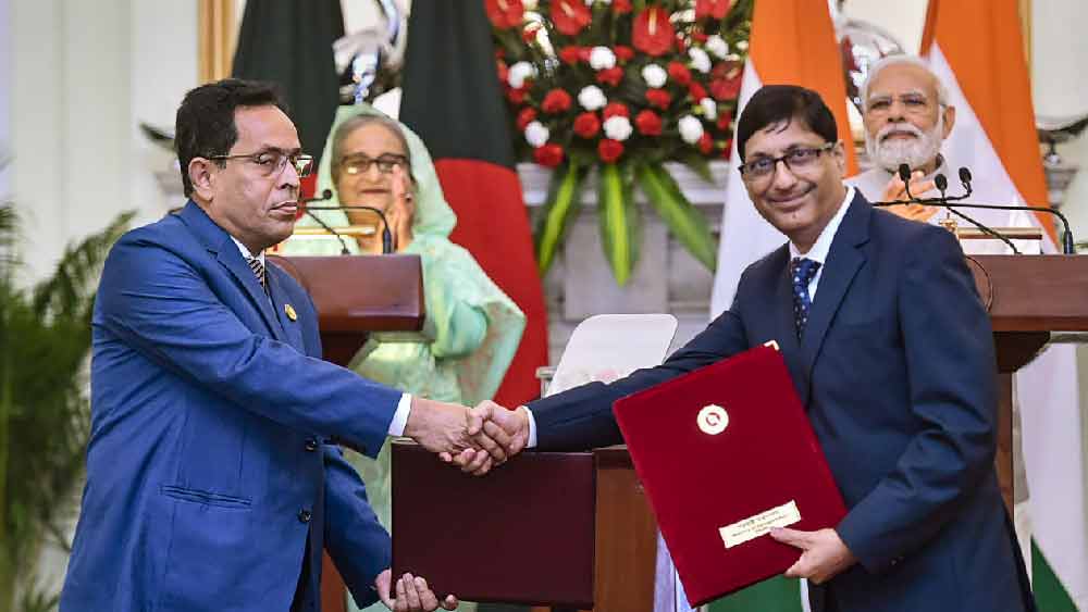 হাসিনার ভারত সফরের দ্বিতীয় দিনে মোদী-হাসিনার দ্বিপাক্ষিক বৈঠকের পর দু’জনে একটি যৌথ সাংবাদিক বৈঠক করেন। সেখানেই ওই সাতটি মউ স্বাক্ষরিত হওয়ার ঘোষণা করা হয়। যার অনতিবিলম্বে হাসিনা তাঁর ধন্যবাদ জ্ঞাপক বক্তৃতায় বলেন, ভারত এবং বাংলাদেশের যে সম্পর্ক, তা যে কোনও দু’টি দেশের কূটনৈতিক সম্পর্কের আদর্শ হতে পারে। 