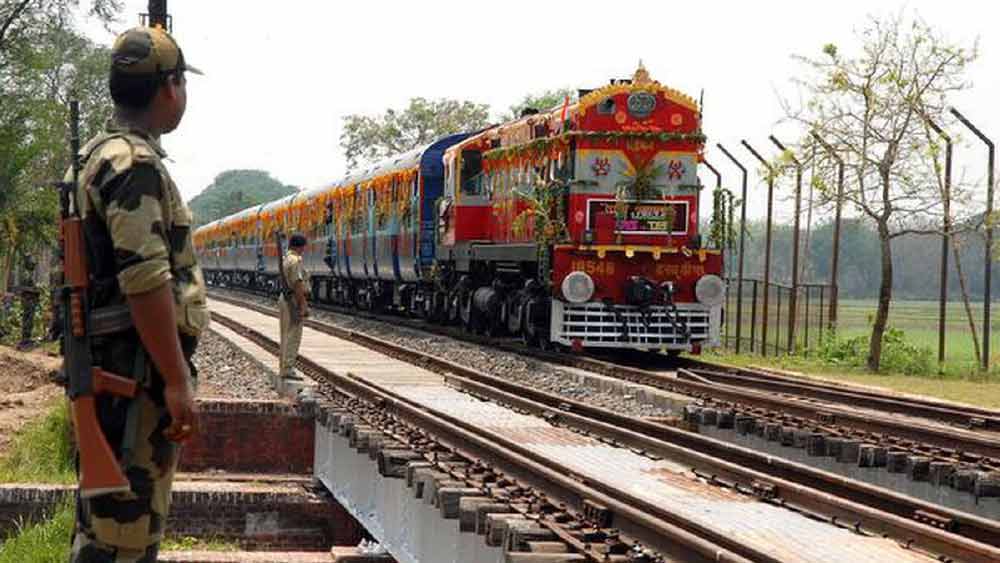 যাত্রিবাহী ট্রেনের পাশাপাশি মালবাহী ট্রেন যথাযথ ভাবে চালানোর যে প্রয়োজনীয় তথ্যপ্রযুক্তি, তাতে বাংলাদেশকে সাহায্য করবে ভারত। এ ছাড়া বাংলাদেশ রেলওয়ের সার্বিক ‘আইটি অ্যাপ্লিকেশেন’-এর ক্ষেত্রেও সাহায্য করবে ভারত।