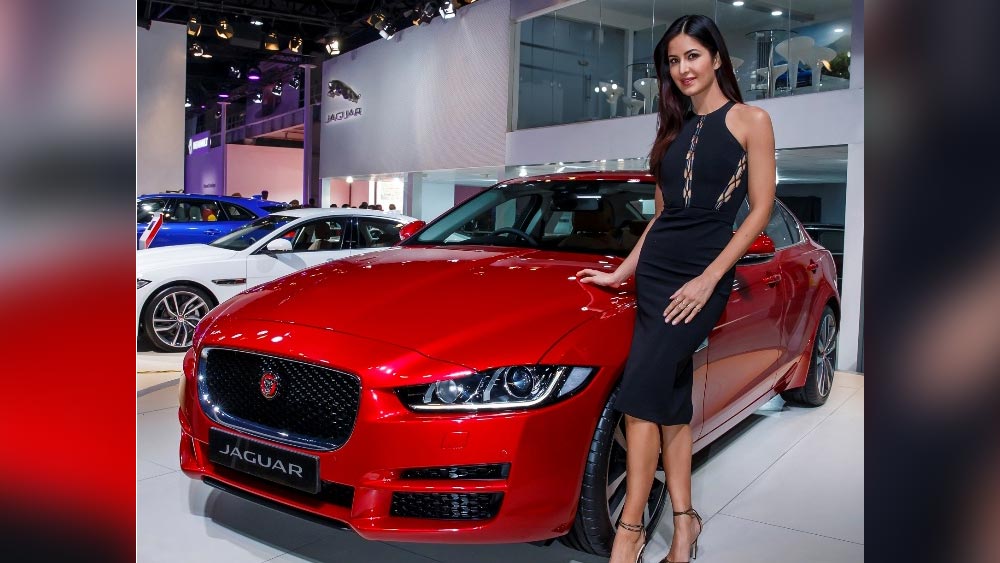 ৮০ লক্ষ টাকার অডি কিউ ৭ এবং ৫০ লক্ষ টাকার মার্সিডিজ এমএল৩৫০ রয়েছে অভিনেত্রীর।