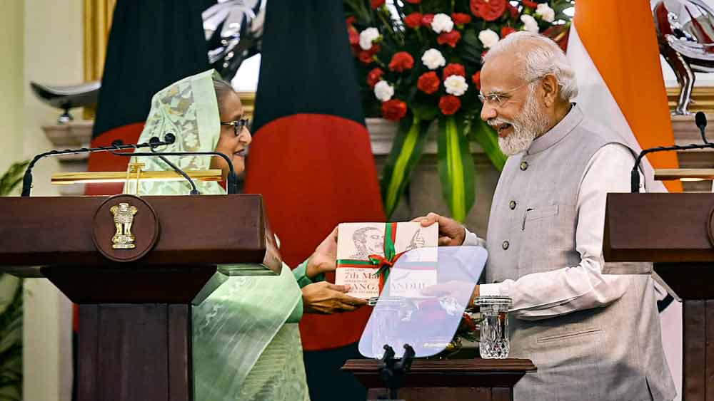 বাংলাদেশে উন্নয়নের সমস্ত ক্ষেত্রেই ভারতের সহযোগিতা পেয়ে থাকে। তবে দু’দেশ এ বার একটি ‘কমপ্রিহেনসিভ ইকনমিক পার্টনারশিপ’ চুক্তিও স্বাক্ষর করেছে। অর্থনৈতিক বিষয় ছাড়াও, সন্ত্রাসবাদ মোকাবিলা এবং আরও অন্যান্য দ্বিপাক্ষিক বিষয়ে দু’দেশের মধ্যে পারস্পরিক বিশ্বাসের সম্পর্ক বজায় রাখার ক্ষেত্রে চুক্তিবদ্ধ হয়েছে। 
