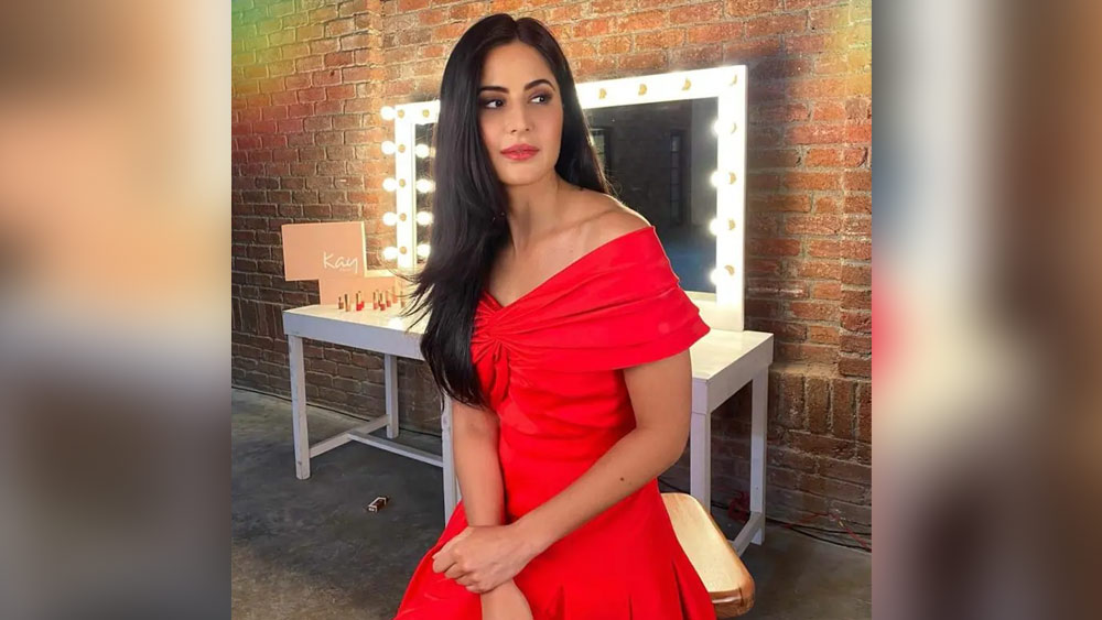 গেভিন মিগুয়েলের ডিজাইন করা দু’টি গাউন পরবেন ক্যাটরিনা, ‘ব্যাঙ্গ ব্যাঙ্গ’ ছবির শ্যুটিং চলাকালীন এই সিদ্ধান্তই নেওয়া হয়েছিল। একটি লাল ও একটি কমলা রঙের গাউন বানাতে খরচ পড়েছিল এক কোটি টাকা।