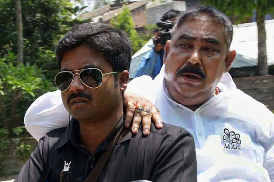 Cow smuggling case: TMC Leader Anubrata Mondal did money transaction through aides and they had no clue about it, says CBI in court