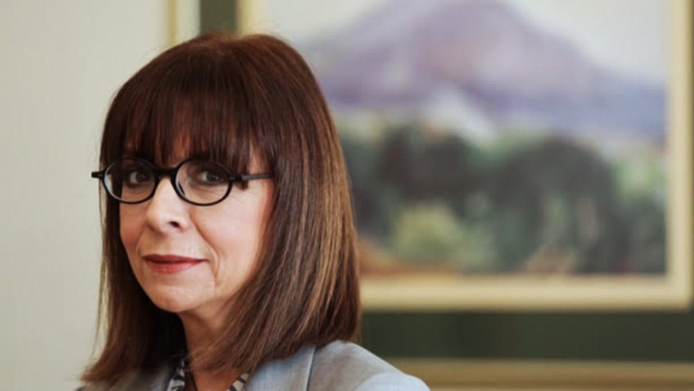 ২০২০ সালের ১৩ মার্চ থেকে গ্রিসের প্রেসিডেন্ট পদে রয়েছেন ক্যাটরিনা সাকেল্লারোপোলু। ক্যাটরিনাই সে দেশের প্রথম মহিলা প্রেসিডেন্ট। এই পদে বসার আগে গ্রিসের সর্বোচ্চ প্রশাসনিক আদালতের প্রধান পদে ছিলেন ৬৬ বছরের এই ইন্ডিপেনডেন্ট নেত্রী। 