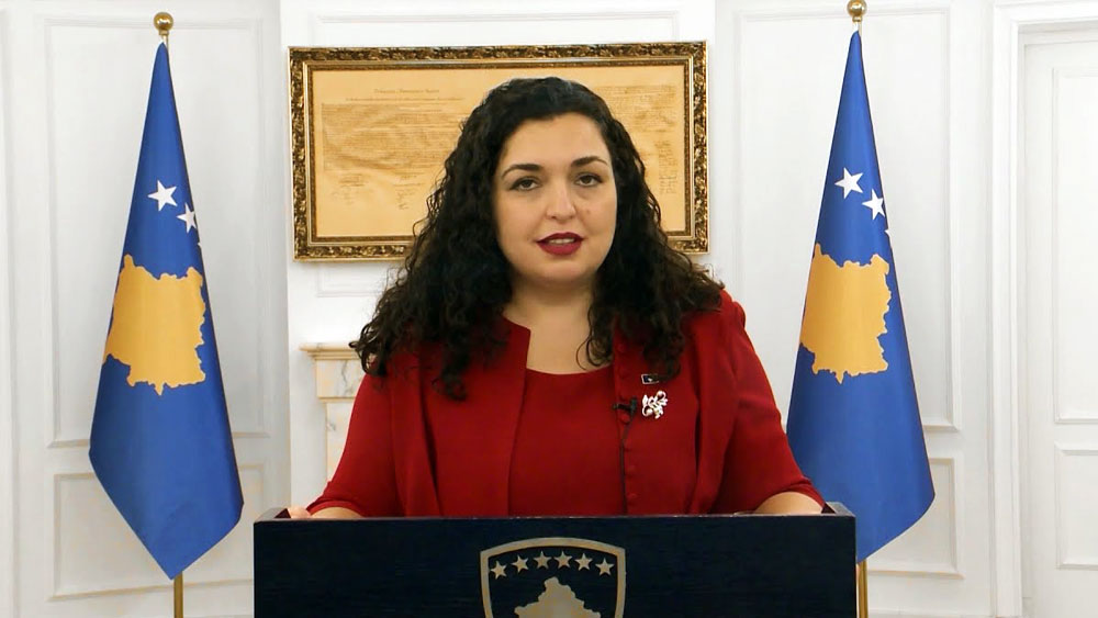 কসোভোর প্রেসিডেন্ট পদে রয়েছে ভিজোসা ওসমানি। ২০২১ সালের ৪ এপ্রিল ওই পদে বসেছেন ৪০ বছরের ভিজোসা। আলবানিয়ান, ইংরেজি, তুর্কি, সার্বিয়ান, স্প্যানিশ— এতগুলি ভাষা গ়ড়গড়িয়ে বলতে পারেন ভিজোসা। 