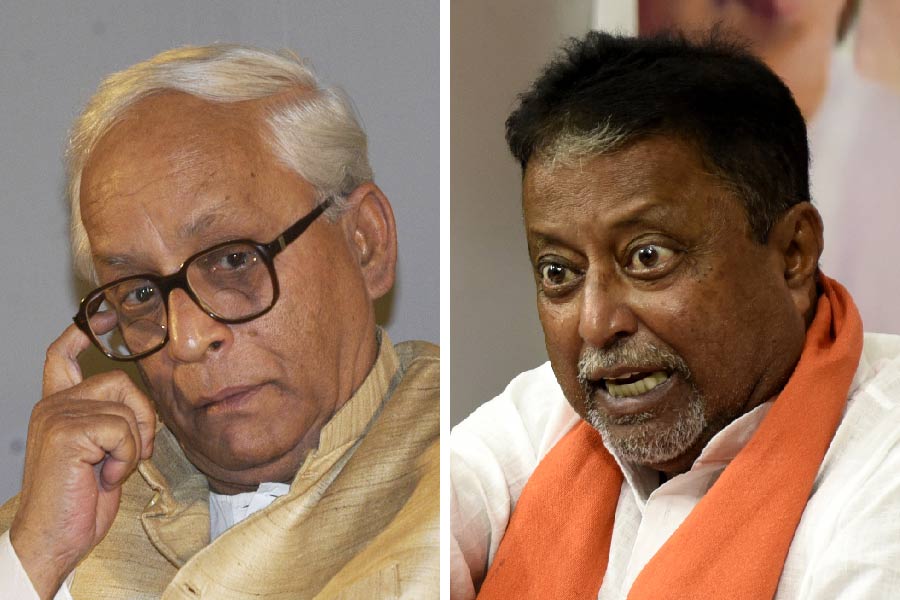 বুদ্ধদেব ভট্টাচার্যও বিদ্রোহী হয়ে মন্ত্রিত্ব ছেড়েছিলেন। দল ছাড়েননি যদিও। মমতাকে উৎখাত করার ব্রত নিয়ে মুকুল গিয়েছিলেন বিজেপিতে। আবার ফিরেছেন তৃণমূলে।