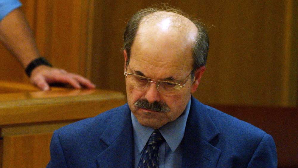 ১৯৭৯ সালে ডেনিস ‘উইচিটা স্টেট ইউনিভার্সিটি’ থেকে স্নাতক হয়। বিষয় ছিল ফৌজদারি বিচার ব্যবস্থা। এর পর সে নিরাপত্তারক্ষীদের একটি সংস্থায় কাজ শুরু করে।