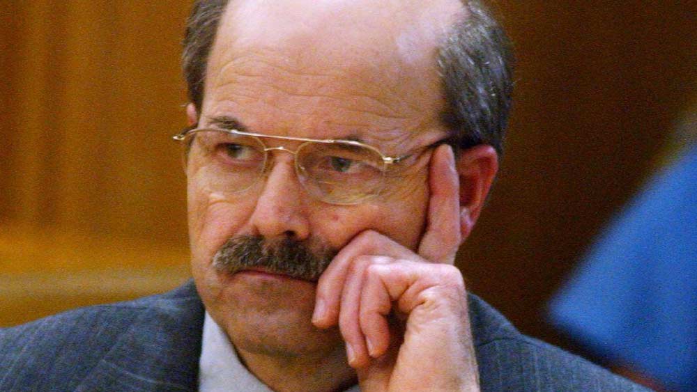 ওই তরুণীর ভাই ডেনিসকে আটকানোর চেষ্টা করে। কিন্তু ডেনিস তাকে লক্ষ্য করে গুলি চালানোর পর সে পালিয়ে যায়। এর পর তরুণীকে বার বার ছুরির আঘাতে খুন করে ডেনিস। কিন্তু এই খুনের পরও পুলিশের হাতে ধরা পড়েনি সে। 