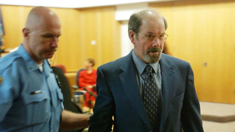 ১৯৭৭ সালের মার্চ মাসে তিনটি বাচ্চাকে বাথরুমে তালাবদ্ধ করার পরে শ্বাসরোধ করে খুন করে ডেনিস। ওই বছরের ডিসেম্বরে আরও এক মহিলাকে সে খুন করে। তখনও সংবাদমাধ্যমে তার খুনগুলি নিয়ে বিশেষ চর্চা শুরু না হওয়ায় সে বিরক্ত হয়ে ওঠে। 