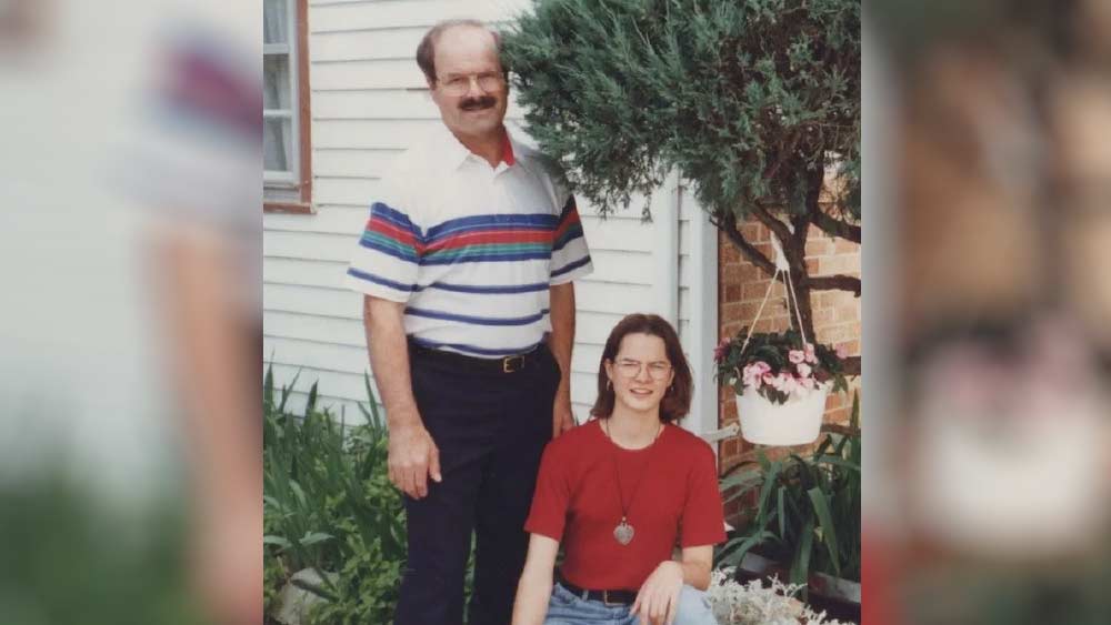 ২০০৪ সালে প্রথম খুনের ৩০ বছর পর স্থানীয় এক সংবাদমাধ্যমের প্রতিবেদনে দাবি করা হয়, উইচিটার খুনি সম্ভবত মারা গিয়েছে বা অন্য কোনও জেলে বন্দি। এই প্রতিবেদন দেখে নড়েচড়ে বসে ডেনিস। নিজের জীবনের নবম খুন সংক্রান্ত বেশি কিছু নথি নিজেই ওই সংবাদমাধ্যমের এক সাংবাদিককে পাঠায় সে। এই নথির মধ্যে ছিল মৃত মহিলার ছবি এবং ড্রাইভিং লাইসেন্স।