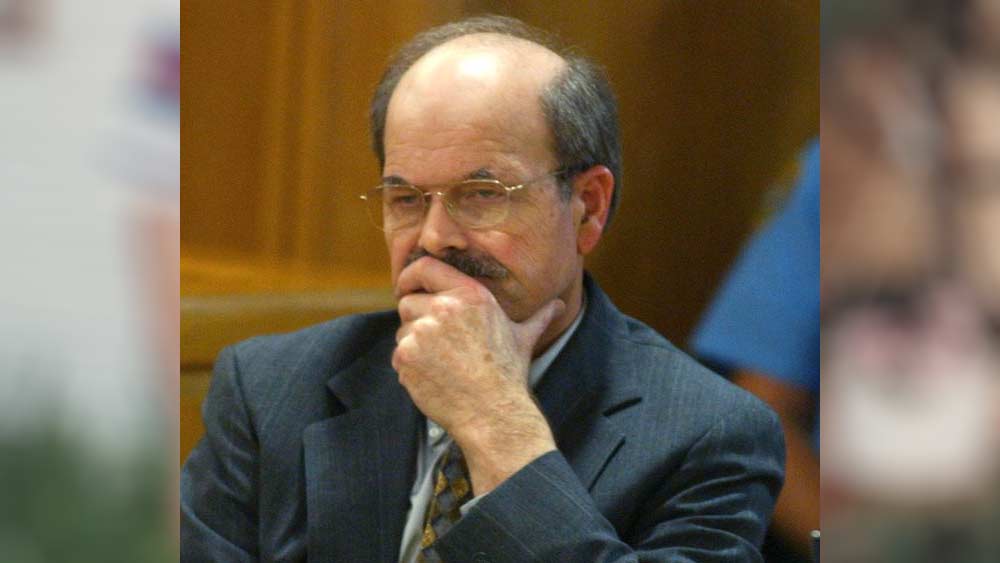 এর পর এক বছর ধরে ওই সংবাদমাধ্যমে খুন সংক্রান্ত আরও বেশ কিছু প্রমাণ পাঠায় ডেনিস। খুনগুলি করার পর মৃতদের বেশ কিছু জিনিস সে স্মারক হিসাবে নিজের কাছে রেখে দিত। আর সেই জিনিসগুলিই ডেনিস বাক্সে ভরে পুলিশ এবং সংবাদমাধ্যমে পাঠাত।