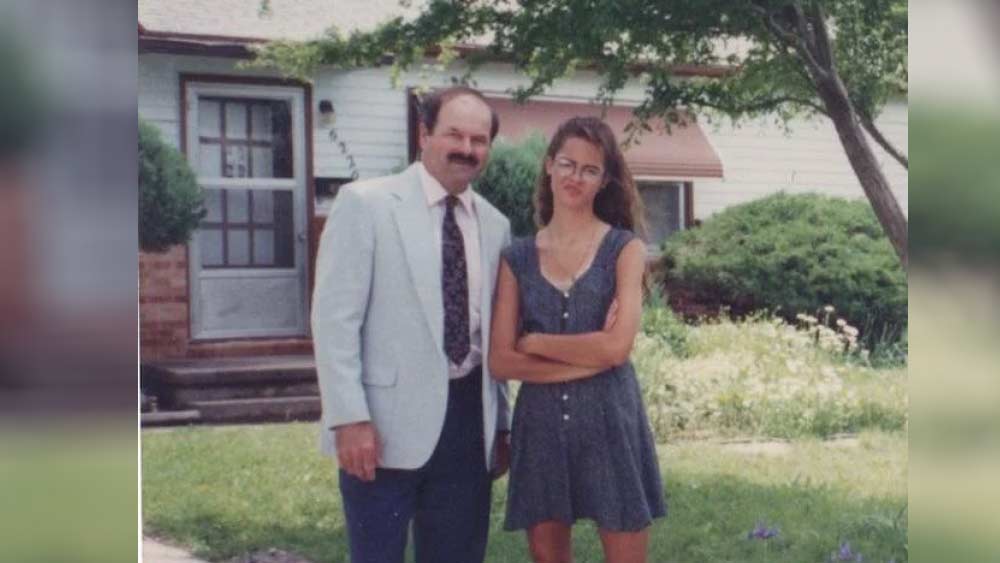 এক জন ধার্মিক মানুষ হিসাবেই এলাকায় পরিচিত ছিল ডেনিস। নিয়মিত গির্জায় যাতায়াত ছিল তার। কিন্তু এরই মধ্যে ডেনিস তার প্রথম খুন করে ফেলেছে।