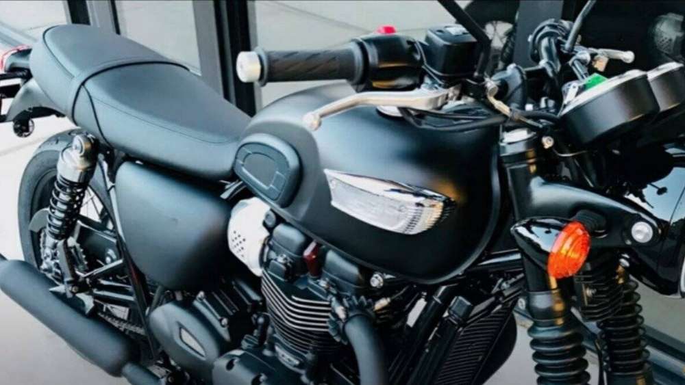 এতে ট্যাঙ্কে গ্রাফিক্স রয়েছে। অন্য দিকে, ১৭ ইঞ্চি স্পোকড অ্যালয় রয়েছে হান্টার রেট্রোতে। ৩০০ এমএম ফ্রন্ট ডিস্ক ব্রেক ও সিঙ্গল চ্যানেল এবিএস সহ ড্রাম ডিস্ক রয়েছে পিছনে।