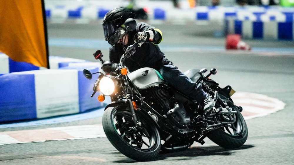 আমরা জানি রয়্যাল এনফিল্ড মানেই অ্যাক্সেসরিজের প্রাচুর্য। এ ক্ষেত্রেও রয়েছে সেই চেনা ছন্দ।