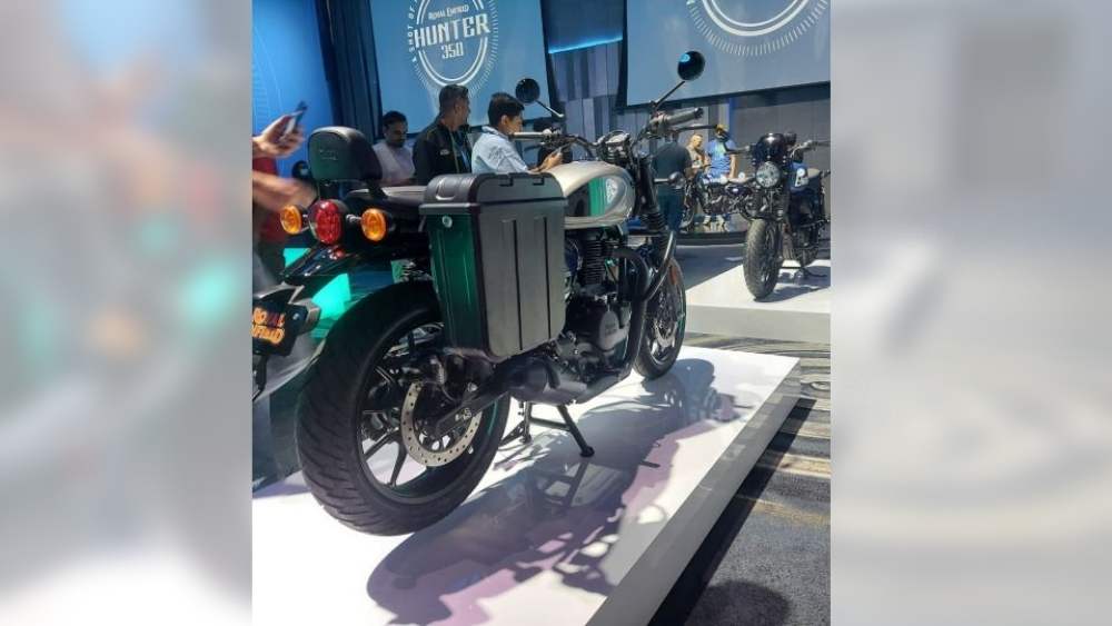 ইঞ্জিন গার্ড, এলইডি টার্ন ইন্ডিকেটর, সাম্প গার্ড, টিন্টেড ফ্লাই স্ক্রিন, ট্যুরিং মিরর, বার এন্ড মিরর, ব্যাক রেস্ট, পেনিয়ার্স ও পেনিয়ার রেল রয়েছে এই মডেলটিতে।