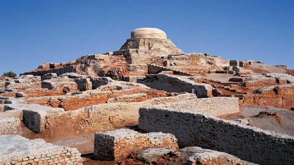  ভয়াবহ বন্যায় বানভাসি পাকিস্তান। দেশের বেশির ভাগ অংশে এখনও দগদগে ক্ষতের মতো কাদা আর পলি। মাইলের পর মাইল কৃষিজমি এখনও জলের তলায়। স্মরণাতীত কালের মধ্যে বন্যার এমন ভয়াবহ তাণ্ডব দেখেনি পাকিস্তান। পরিস্থিতি এমনই যে, বড়সড় প্রশ্নচিহ্ন উঠে গিয়েছে হরপ্পা-মহেঞ্জোদড়োর ধ্বংসাবশেষ নিয়েও। আবহাওয়ার এমন খামখেয়ালিপনায় কি ধুয়েমুছে সাফ হতে বসেছে ইতিহাসের এমন সম্ভার?