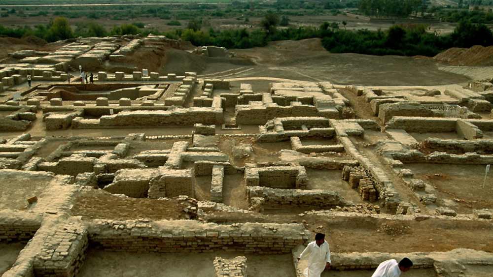 বাঙালি প্রত্নতত্ত্ববিদ রাখালদাস বন্দ্যোপাধ্যায় ১৯২০ সাল নাগাদ স্থানটি পরিদর্শন করেন। বুঝতে পারেন, তলায় চাপা পড়ে আছে জলজ্যান্ত ইতিহাস। জরিপের কাজ শেষ করে শুরু হয় খনন। ১৯৬৪-৬৫ পর্যন্ত পর্যায়ক্রমে চলতে থাকে খননকাজ। ধুলোর আবরণ সরিয়ে আস্তে আস্তে বেরিয়ে আসতে থাকে প্রাচীন নগর সভ্যতার কঙ্কাল।