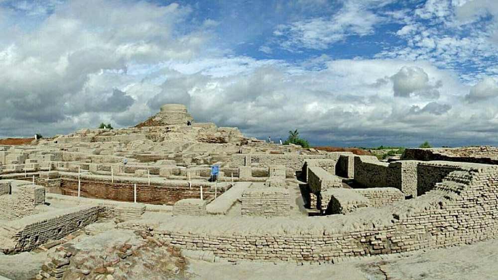 মহেঞ্জোদড়ো অনন্য তার জটিল শহর পরিকল্পনার জন্য। চওড়া রাজপথ, ইটবাঁধানো ফুটপাথ, উন্নত পানীয় জল সরবরাহ এবং নিকাশি, আচ্ছাদিত পয়ঃনিষ্কাশন ব্যবস্থা, শৌচালয়-সহ বসতবাড়ি দেখলে সহজেই বোঝা যায় কী সুযোগ-সুবিধা ছিল সেই প্রাচীন নগরীতে।