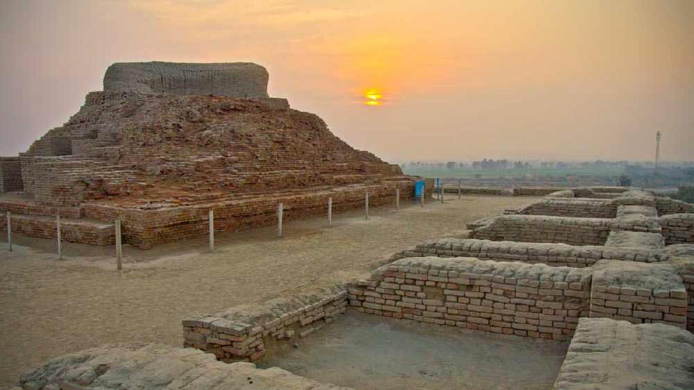 সিন্ধু সভ্যতার অন্যতম প্রধান শহর হরপ্পা ও মহেঞ্জোদড়ো ছিল ব্রোঞ্জ যুগের নগরসভ্যতা। ৩৩০০ খ্রিস্টপূর্বাব্দ থেকে ১৩০০ খ্রিস্টপূর্বাব্দের মধ্যে যা বিকশিত হয়। ২৬০০ খ্রিস্টপূর্বাব্দ থেকে ১৯০০ খ্রিস্টপূর্বাব্দ— এই সময় এই নগরসভ্যতা বিকাশের চূড়ান্ত পর্যায়ে উন্নীত হয়। খ্রিস্টপূর্ব দ্বিতীয় সহস্রাব্দের মাঝামাঝি কোনও সময় এই সভ্যতার পতন ঘটে।