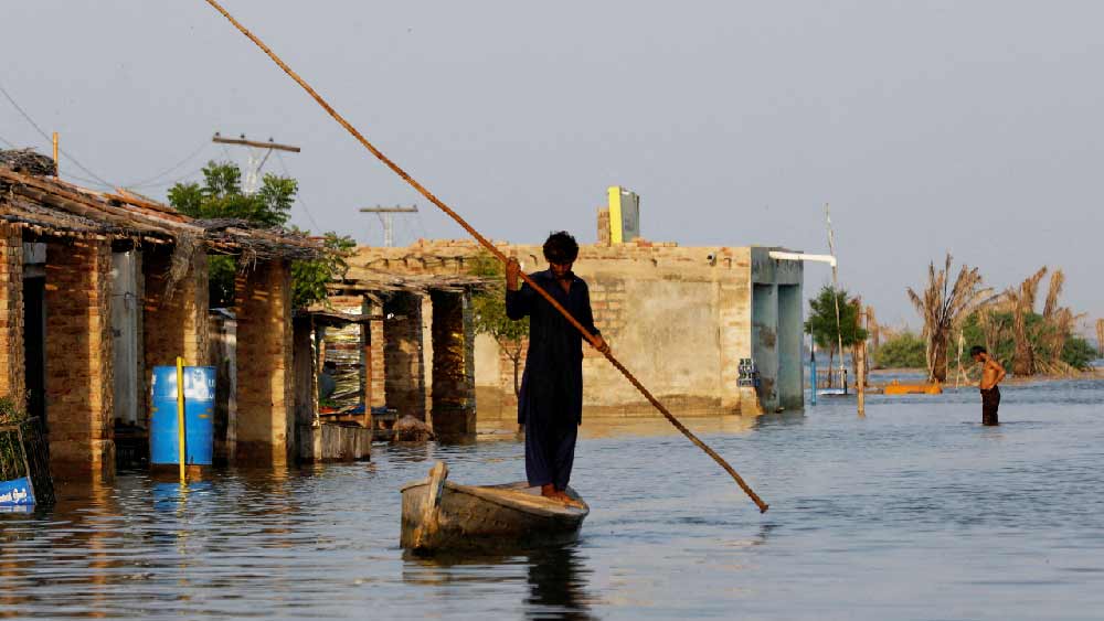 ঐতিহাসিকদের মতে, আবহাওয়ার চরম খামখেয়ালিপনা হরপ্পা-মহেঞ্জোদড়োর পতনের অন্যতম অনুঘটক হিসেবে কাজ করতে পারে। পাকিস্তানে হালফিলের ভয়াবহ বন্যার পর অনেকেই সেই কারণে এই সভ্যতার পতন ঘটে বলে জানাচ্ছেন।