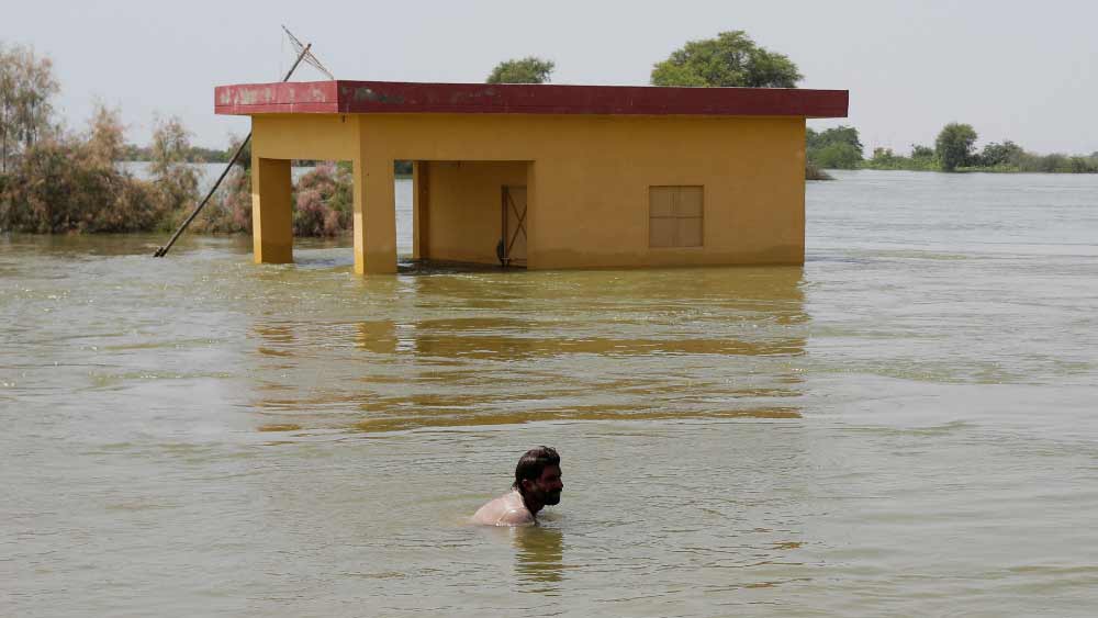 পাকিস্তানের সংবাদমাধ্যমে প্রকাশিত প্রতিবেদন অনুযায়ী, গত ১৬ থেকে ২৬ অগস্ট পর্যন্ত মহেঞ্জোদড়োর প্রত্নতাত্ত্বিক ধ্বংসাবশেষে ৭৭৯.৫ মিলিমিটার বৃষ্টিপাত হয়েছে। এত বৃষ্টি সহ্য করতে পারেনি সাড়ে চার হাজার বছর আগের নগর সভ্যতার ধ্বংসাবশেষ। প্রবল বৃষ্টিতে একাধিক গম্বুজ ও প্রত্ননিদর্শনের ক্ষতি হয়েছে। গম্বুজের সুরক্ষা দেওয়াল-সহ বেশ কয়েকটি দেওয়াল আংশিক ধসে পড়েছে।