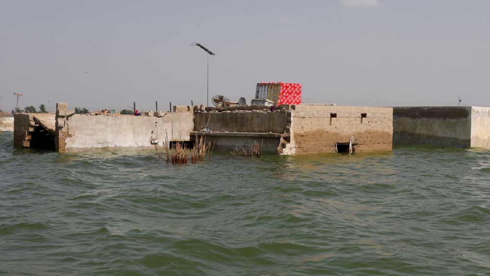 এ ছাড়া সিন্ধু নদের জলস্তর ক্রমাগত বেড়ে যাওয়াও সমস্যার কারণ হয়ে উঠেছিল। কারণ, স্থানীয় ভাবে বৃষ্টিপাত হলেও জল নিষ্কাশন পদ্ধতি ঠিকঠাক কাজ করলে সেই জল নদীতে নিয়ে গিয়ে ফেলা যায়। কিন্তু নদীর জলস্তর বেড়ে গেলে তা উল্টো কাজ করে। নদীর জলই হু হু করে ঢুকতে থাকে উল্টোমুখে।