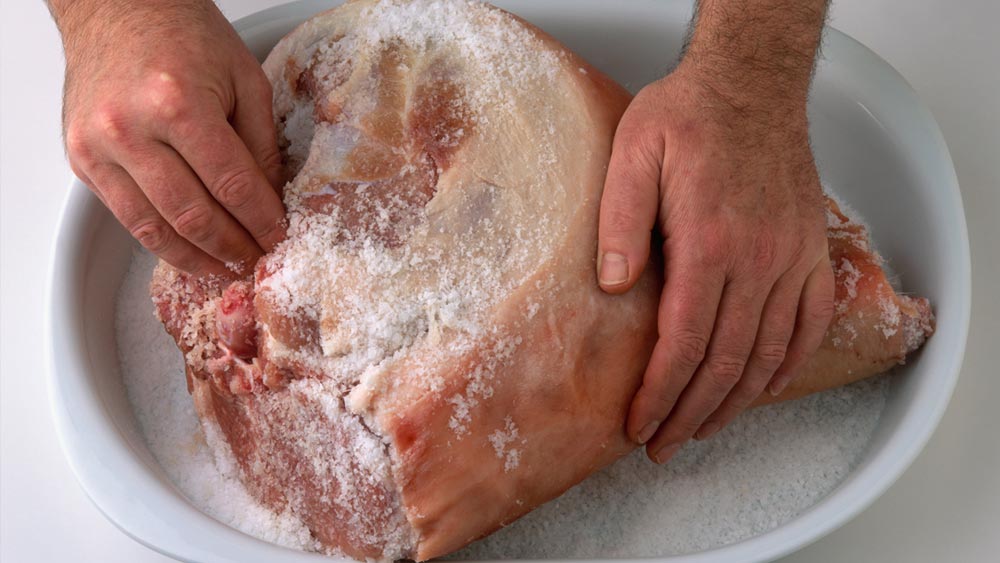 এই বিপুল পরিমাণ খাবার সঞ্চয় করার জন্য প্রয়োজন ছিল লবণের। বরফের বদলে তখন লবণ ব্যবহার করেই খাবার সংরক্ষণ করে রাখা হত।