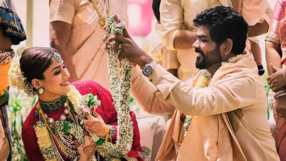 দীর্ঘ সাত বছর সম্পর্কে থাকার পর অবশেষে গাঁটছড়া বাঁধলেন দক্ষিণ ইন্ডাস্ট্রির শীর্ষে থাকা অভিনেত্রী নয়নতারা ও পরিচালক ভিগ্নেশ শিবান। ৯ জুন নয়নতারা ও ভিগ্নেশের বিয়ে হয় মহাবলিপুরমের একটি বিলাসবহুল হোটেলে। রজনীকান্ত, মণিরত্নম থেকে শাহরুখ খান, বিয়ের অনুষ্ঠানে উপস্থিত ছিলেন সিনেমাজগতের বহু নক্ষত্র।