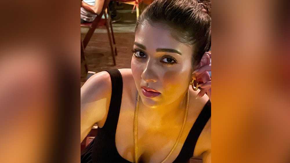 বহু নামী সংস্থার বিজ্ঞাপনে অভিনয় করতে দেখা যায় তাঁকে। নিউজ২৪-এর প্রতিবেদন অনুযায়ী, বিজ্ঞাপনের প্রচারবাবদ তিনি পাঁচ কোটি টাকা আয় করেন। সংবাদ সংস্থা সূত্রের খবর অনুযায়ী, ছবিপ্রতি ১০ কোটি টাকা পর্যন্ত উপার্জন করেন নয়নতারা।