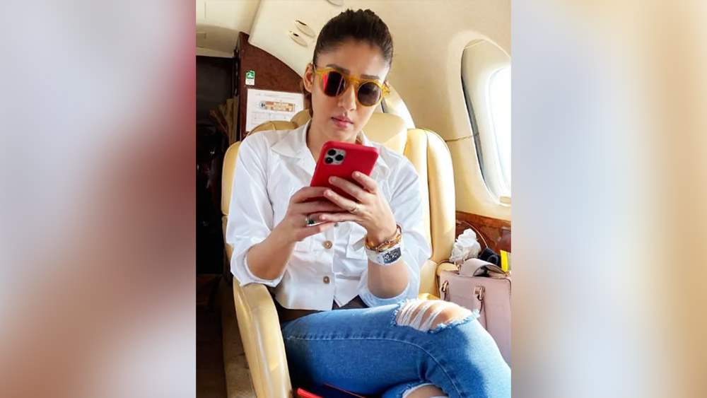 সম্প্রতি একটি প্রাইভেট জেটও কিনেছেন অভিনেত্রী। চেন্নাই থেকে হায়দরাবাদ ও কোচি যাতায়াতের জন্য তিনি এই জেট ব্যবহার করেন।