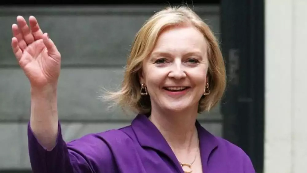 মার্গারেট থ্যাচার, টেরেসা মে-র পর লিজ ট্রাস তৃতীয় মহিলা, যিনি ১০ নম্বর ডাউনিং স্ট্রিটের বাসিন্দা হলেন। নিজের দলে প্রতিপক্ষ ঋষি সুনককে হারিয়ে তিনি প্রধানমন্ত্রী পদে বসেছেন।