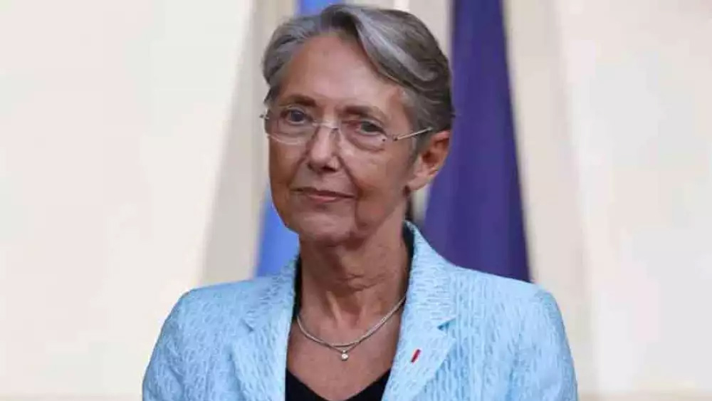 ব্রিটেনের এক কালের তুমুল প্রতিদ্বন্দ্বী ফ্রান্সেও ২০২২ সালে প্রধানমন্ত্রী পদে বসেছেন এক জন মহিলা। নাম এলিজাবেথ বোর্ন। ৩০ বছর পর সে দেশে এই পদে বসেছেন কোনও মহিলা। তার আগে দেশের শ্রমমন্ত্রী ছিলেন ৬১ বছরের এলিজাবেথ।