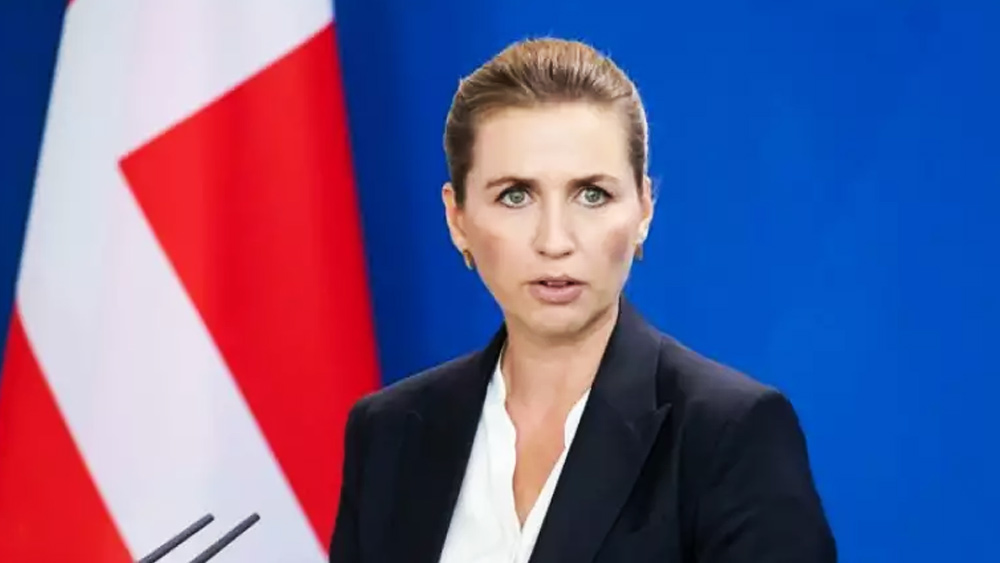 ডেনমার্কের প্রধানমন্ত্রী পদে রয়েছে মেট ফ্রেডরিকসন। ২০১৯ সালের জুন থেকে তিনি ওই পদে। মাত্র ৪১ বছর বয়সে ডেনমার্কের প্রধানমন্ত্রী হয়ে ইতিহাস গড়েছেন সোশাল ডেমোক্র্যাট নেত্রী। এর আগে এত কম বয়সে কেউ দেশের প্রধানমন্ত্রী হননি। মেটের আগে মাত্র এক জন মহিলাই এই পদে ছিলেন।