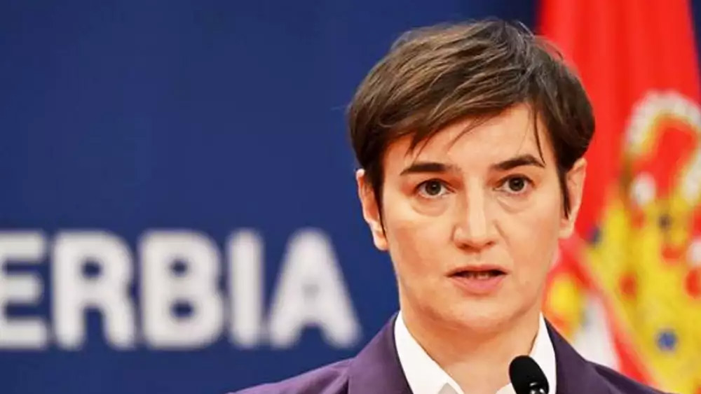 সার্বিয়ার প্রধানমন্ত্রী পদে রয়েছেন আনা বার্নাবিক। ২০১৭ সাল থেকে এই পদে ৪৬ বছরের আনা। এর আগে সার্বিয়ায় প্রধানমন্ত্রী পদে কোনও মহিলা বসেননি। সেদিক থেকে ইতিহাস গড়েছেন আনা। পাশাপাশি অন্য একটি ইতিহাসও গড়েছেন। সে দেশে তিনিই প্রথম সমকামী প্রধানমন্ত্রী।