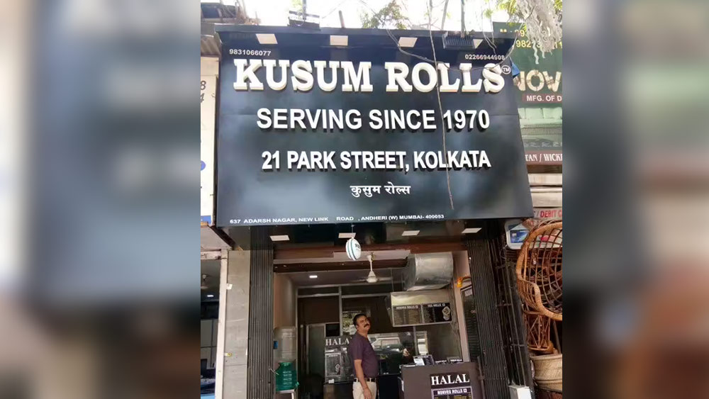 কুসুম রোলস:  ঠাকুর দেখতে দেখতে ক্লান্ত? কম খরচে পার্ক স্ট্রিট এলাকায় ভাল খাবারের জায়গা খুঁজছেন? চলে যেতে পারেন কুসুম রোলস-এ। আমিষ-নিরামিষ কাঠি রোলের বিখ্যাত ঠিকানা এটি। ইচ্ছেমতো কাস্টমাইজ করে পেয়ে যেতে পারেন আপনার পছন্দের কাঠি রোল। 