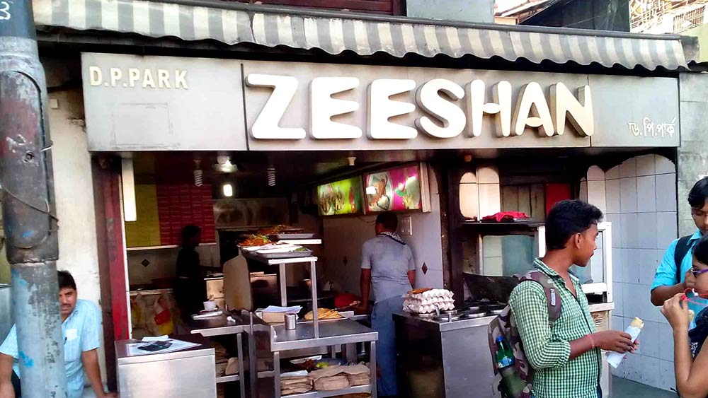 জিশান: পার্ক সার্কাস চত্বরে রোলপ্রেমীদের অতি পরিচিত গন্তব্য জিশান। পুরো কলকাতা শহরেই মোগলাই খাবারের জন্য এককথায় উঠে আসে পার্ক অ্যাভিনিউয়ের এই দোকানের নাম। জিশানের ব্রেন রোলের টানে সারা শহর থেকে ছুটে যান খাদ্যরসিকেরা।