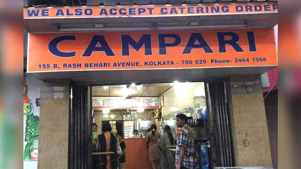 ক্যাম্পারি:  দেশপ্রিয় পার্ক বা ত্রিধারার ঠাকুর দেখে বেরিয়ে ভাল জায়গায় রোলের রসনাতৃপ্তির সাধ? কিন্তু ভিড়ের মধ্যে খোঁজাখুজি একে সমস্যা, তাতে কোভিডের কারণে স্বাস্থ্যবিধি নিয়েও চিন্তায় পড়েন অনেকেই। এমন সকলের জন্য রোলের অন্যতম সেরা ঠিকানা গড়িয়াহাটের ক্যাম্পারি। চিকেন, মাটন, ডিম বা মাছের তন্দুরি রোলের অসাধারণ সব পদ চাখতে চলে যান ক্যাম্পারিতে। 