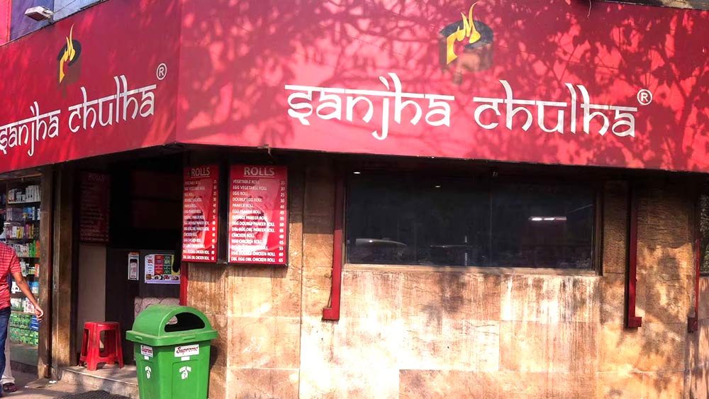 সাঞ্ঝা চুলহা: পুজোয় আপনি যদি বেনিয়াপুকুর এলাকায় রোলের সন্ধানে থাকেন, যেতে পারেন সাঞ্ঝা চুলহাতে। নিরামিষ রোলের মধ্যে অসাধারন পনির রোল এবং আমিষের মধ্যে মেয়োনিজ চিকেন রোল অবশ্যই খেয়ে দেখতে পারেন!