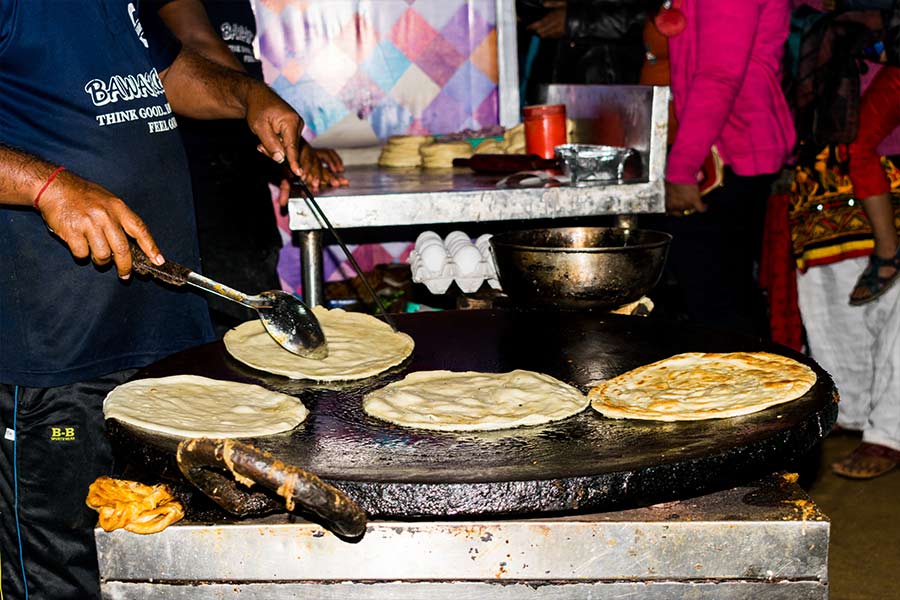 রোল ছাড়া কলকাতার পুজো পরিক্রমা ভাবা যায় নাকি! তাই ঠাকুর দেখতে বেরিয়ে ঘুরেই আসুন কলকাতার এ সব বিখ্যাত রোলের দোকানে। জমে যাবে পুজোর আমেজ! 