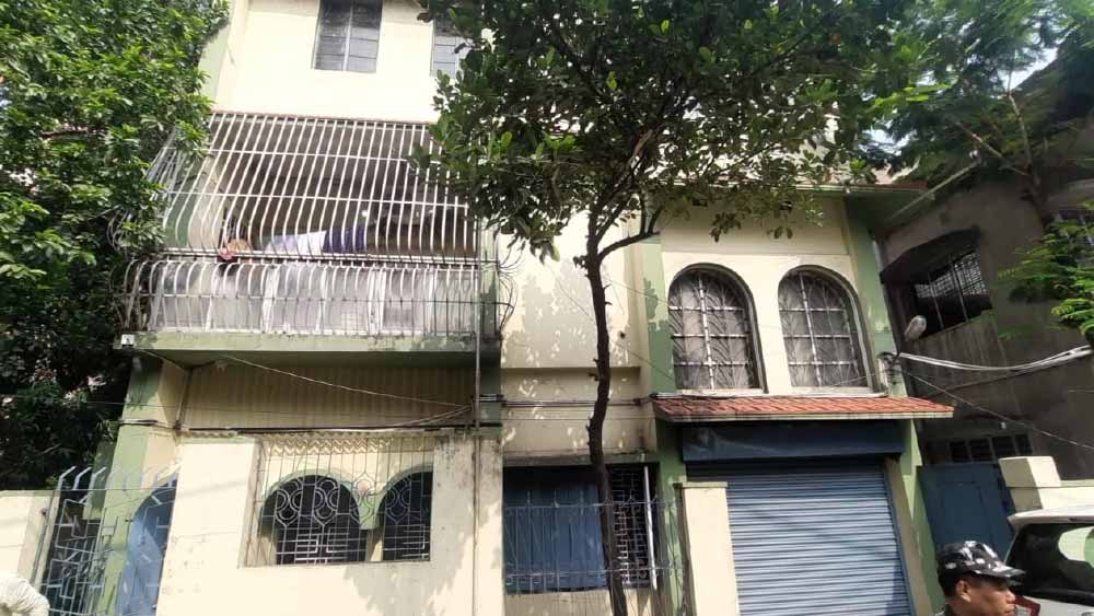 কাজের সূত্রে বেশির ভাগ সময়েই কলকাতায় থাকেন মলয়। তবে সপ্তাহান্তে ছুটির দিন বাড়ি গেলে ওঠেন আপকার গার্ডেনের বাড়িটিতে। হালকা হলুদ রঙের এই বাড়িটি মলয় কেনেন ১৯৯৬ সালে। সস্ত্রীক এখানেই থাকেন তিনি। দোতলা বাড়ির সামনে রয়েছে একটি অফিস ঘর। আসানসোলে থাকলে দলের নেতাকর্মী কিংবা সাধারণ মানুষের সঙ্গে এখানেই দেখাসাক্ষাৎ করেন মন্ত্রী। বাহারি বারান্দা নিয়ে বেশ ছিমছাম বাড়ির আশপাশে গাছগাছালিও প্রচুর রয়েছে। পাশের বাগান মিলিয়ে প্রায় চার কাঠা জমি নিয়ে রয়েছে এই বাড়িটি। 